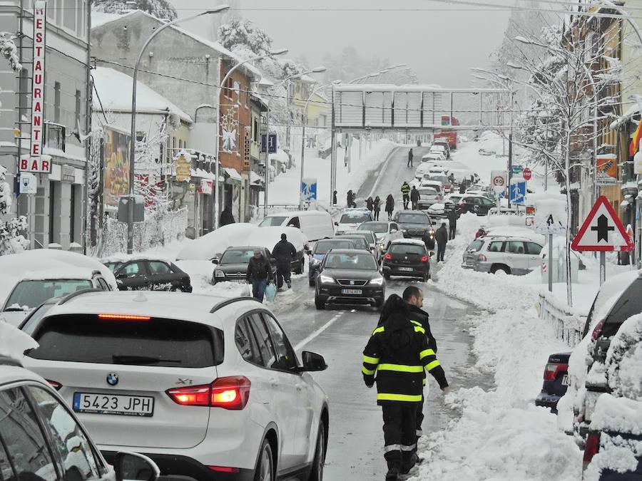 El Espinar sufrió ayer las consecuencias del temporal. Los vecinos tuvieron que retirar la nieve con palas para poder descubrir coches y limpiar las calles. Sus habitantes, además se mostraron solidarios con las personas que se vieron atrapadas por el blanco elemento en las carreteras de alrededor. 