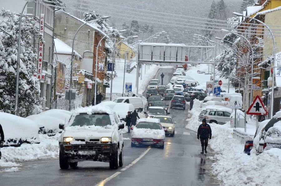 El Espinar sufrió ayer las consecuencias del temporal. Los vecinos tuvieron que retirar la nieve con palas para poder descubrir coches y limpiar las calles. Sus habitantes, además se mostraron solidarios con las personas que se vieron atrapadas por el blanco elemento en las carreteras de alrededor. 