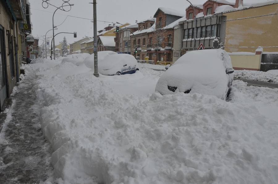 El Espinar sufrió ayer las consecuencias del temporal. Los vecinos tuvieron que retirar la nieve con palas para poder descubrir coches y limpiar las calles. Sus habitantes, además se mostraron solidarios con las personas que se vieron atrapadas por el blanco elemento en las carreteras de alrededor. 
