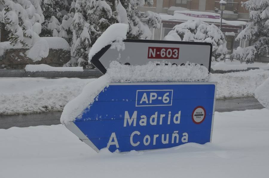 El Espinar sufrió ayer las consecuencias del temporal. Los vecinos tuvieron que retirar la nieve con palas para poder descubrir coches y limpiar las calles. Sus habitantes, además se mostraron solidarios con las personas que se vieron atrapadas por el blanco elemento en las carreteras de alrededor. 