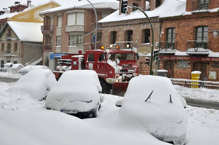 El Espinar sufrió ayer las consecuencias del temporal. Los vecinos tuvieron que retirar la nieve con palas para poder descubrir coches y limpiar las calles. Sus habitantes, además se mostraron solidarios con las personas que se vieron atrapadas por el blanco elemento en las carreteras de alrededor. 