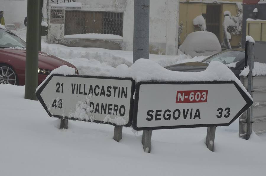 El Espinar sufrió ayer las consecuencias del temporal. Los vecinos tuvieron que retirar la nieve con palas para poder descubrir coches y limpiar las calles. Sus habitantes, además se mostraron solidarios con las personas que se vieron atrapadas por el blanco elemento en las carreteras de alrededor. 