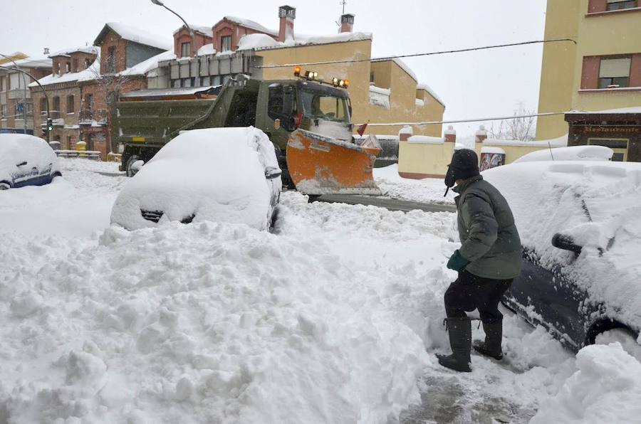 El Espinar sufrió ayer las consecuencias del temporal. Los vecinos tuvieron que retirar la nieve con palas para poder descubrir coches y limpiar las calles. Sus habitantes, además se mostraron solidarios con las personas que se vieron atrapadas por el blanco elemento en las carreteras de alrededor. 