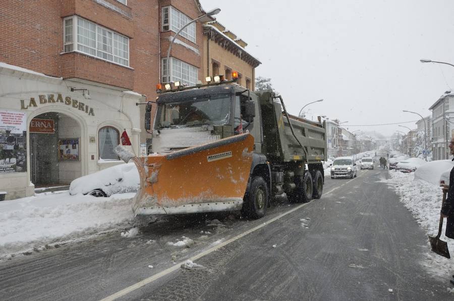 El Espinar sufrió ayer las consecuencias del temporal. Los vecinos tuvieron que retirar la nieve con palas para poder descubrir coches y limpiar las calles. Sus habitantes, además se mostraron solidarios con las personas que se vieron atrapadas por el blanco elemento en las carreteras de alrededor. 