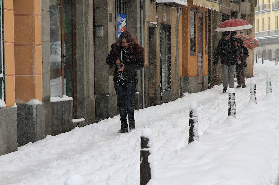 Segovia y provincia han protagonizado la actualidad del temporal del fin de semana. La nieve colapsó sus carreteras y puso un manto blanco en la capital, que muchos aprovecharon para ver el lado positivo y esquiar junto al Acueducto. Pese a la belleza de las imágenes, la nieve complicó la vida de sus ciudadanos.
