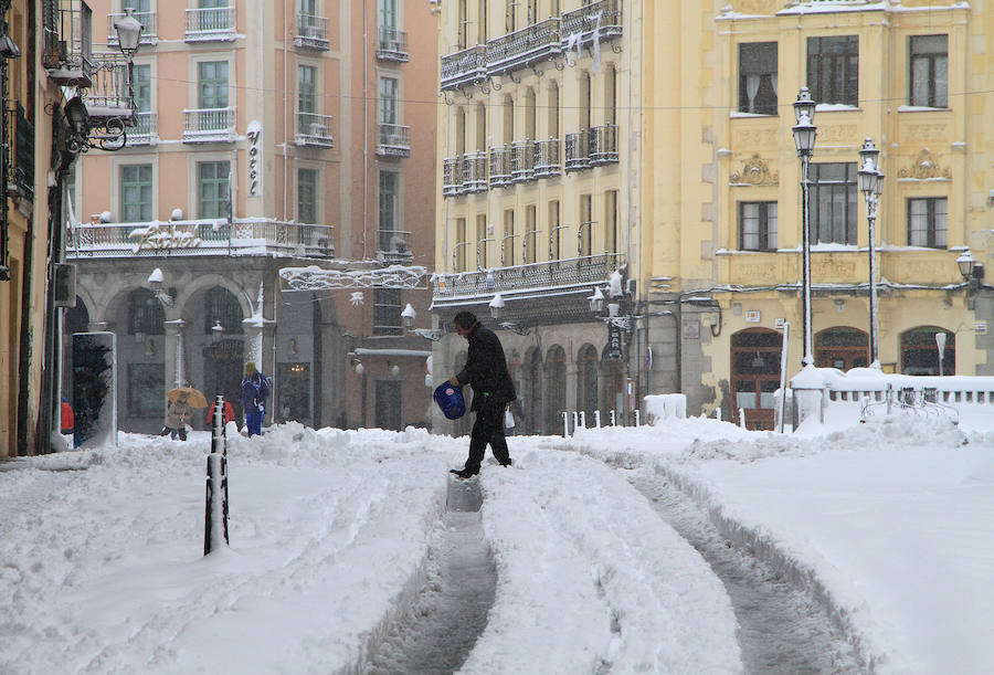 Segovia y provincia han protagonizado la actualidad del temporal del fin de semana. La nieve colapsó sus carreteras y puso un manto blanco en la capital, que muchos aprovecharon para ver el lado positivo y esquiar junto al Acueducto. Pese a la belleza de las imágenes, la nieve complicó la vida de sus ciudadanos.