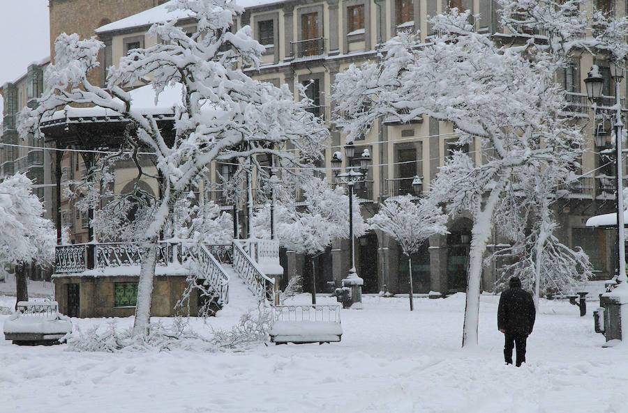 Segovia y provincia han protagonizado la actualidad del temporal del fin de semana. La nieve colapsó sus carreteras y puso un manto blanco en la capital, que muchos aprovecharon para ver el lado positivo y esquiar junto al Acueducto. Pese a la belleza de las imágenes, la nieve complicó la vida de sus ciudadanos.