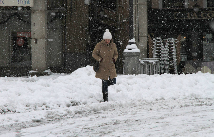 Segovia y provincia han protagonizado la actualidad del temporal del fin de semana. La nieve colapsó sus carreteras y puso un manto blanco en la capital, que muchos aprovecharon para ver el lado positivo y esquiar junto al Acueducto. Pese a la belleza de las imágenes, la nieve complicó la vida de sus ciudadanos.