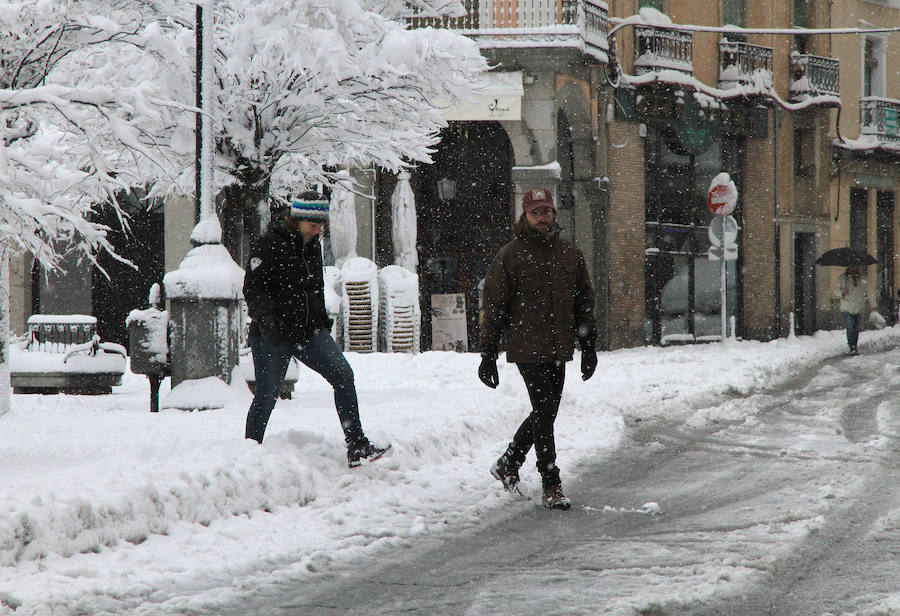 Segovia y provincia han protagonizado la actualidad del temporal del fin de semana. La nieve colapsó sus carreteras y puso un manto blanco en la capital, que muchos aprovecharon para ver el lado positivo y esquiar junto al Acueducto. Pese a la belleza de las imágenes, la nieve complicó la vida de sus ciudadanos.