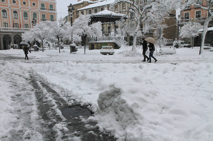 Segovia y provincia han protagonizado la actualidad del temporal del fin de semana. La nieve colapsó sus carreteras y puso un manto blanco en la capital, que muchos aprovecharon para ver el lado positivo y esquiar junto al Acueducto. Pese a la belleza de las imágenes, la nieve complicó la vida de sus ciudadanos.
