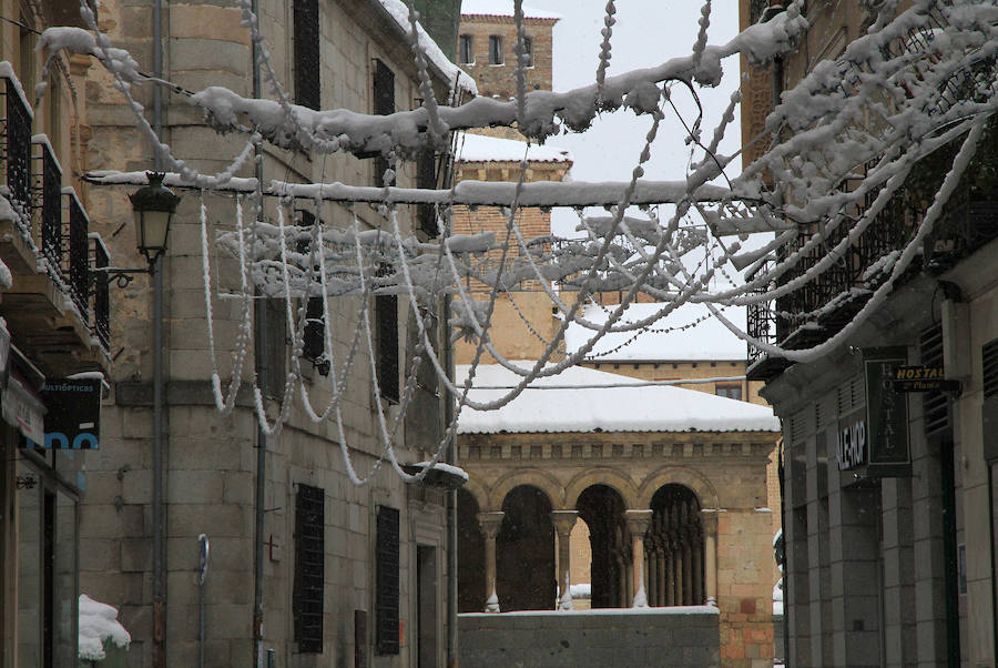 Segovia y provincia han protagonizado la actualidad del temporal del fin de semana. La nieve colapsó sus carreteras y puso un manto blanco en la capital, que muchos aprovecharon para ver el lado positivo y esquiar junto al Acueducto. Pese a la belleza de las imágenes, la nieve complicó la vida de sus ciudadanos.