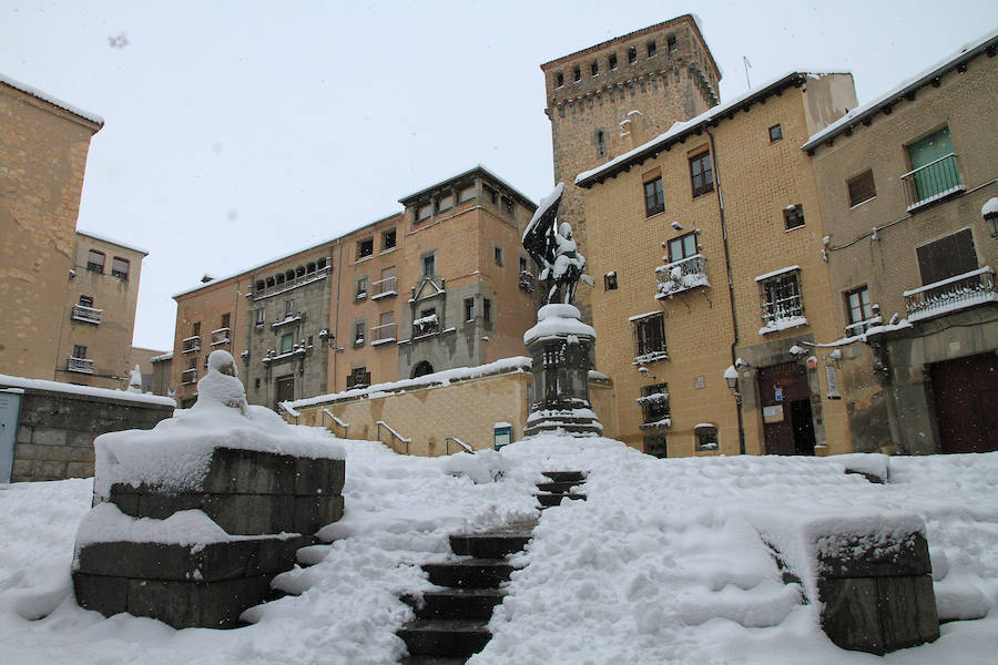 Segovia y provincia han protagonizado la actualidad del temporal del fin de semana. La nieve colapsó sus carreteras y puso un manto blanco en la capital, que muchos aprovecharon para ver el lado positivo y esquiar junto al Acueducto. Pese a la belleza de las imágenes, la nieve complicó la vida de sus ciudadanos.