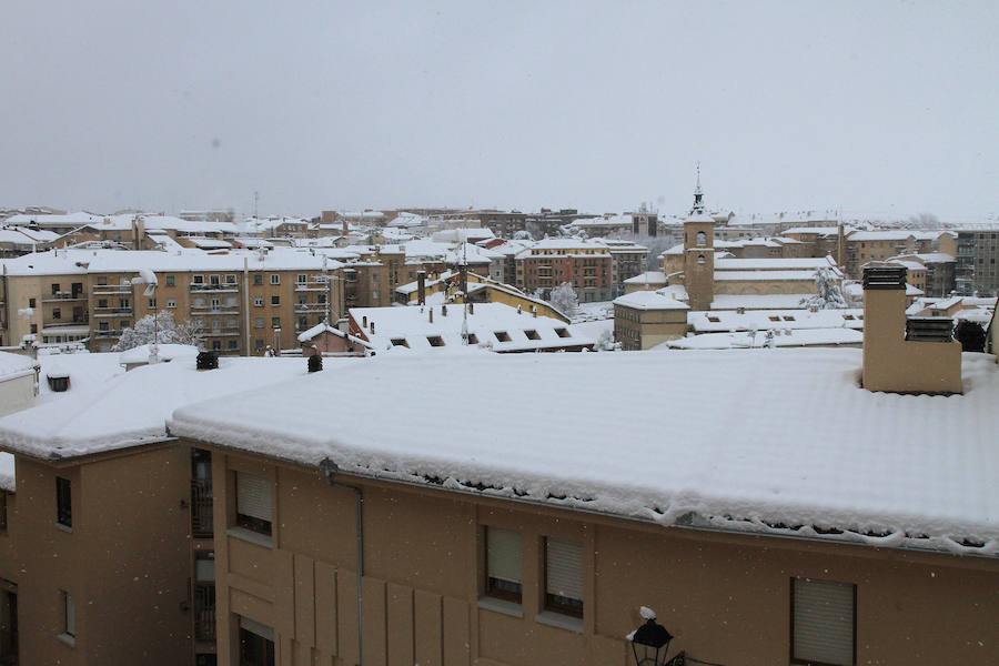 Segovia y provincia han protagonizado la actualidad del temporal del fin de semana. La nieve colapsó sus carreteras y puso un manto blanco en la capital, que muchos aprovecharon para ver el lado positivo y esquiar junto al Acueducto. Pese a la belleza de las imágenes, la nieve complicó la vida de sus ciudadanos.
