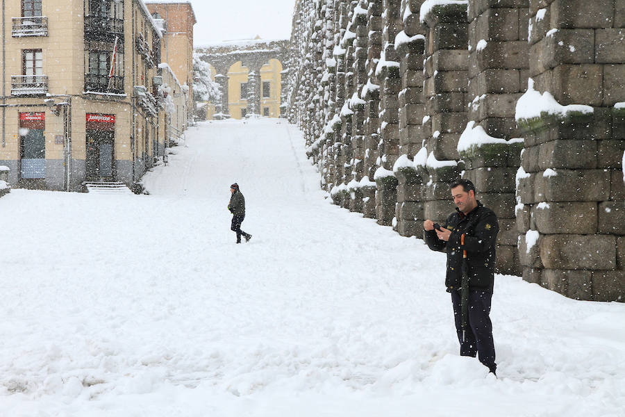 Segovia y provincia han protagonizado la actualidad del temporal del fin de semana. La nieve colapsó sus carreteras y puso un manto blanco en la capital, que muchos aprovecharon para ver el lado positivo y esquiar junto al Acueducto. Pese a la belleza de las imágenes, la nieve complicó la vida de sus ciudadanos.