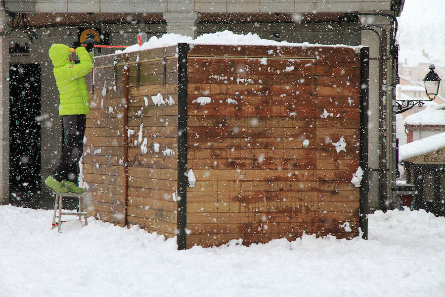 Segovia y provincia han protagonizado la actualidad del temporal del fin de semana. La nieve colapsó sus carreteras y puso un manto blanco en la capital, que muchos aprovecharon para ver el lado positivo y esquiar junto al Acueducto. Pese a la belleza de las imágenes, la nieve complicó la vida de sus ciudadanos.