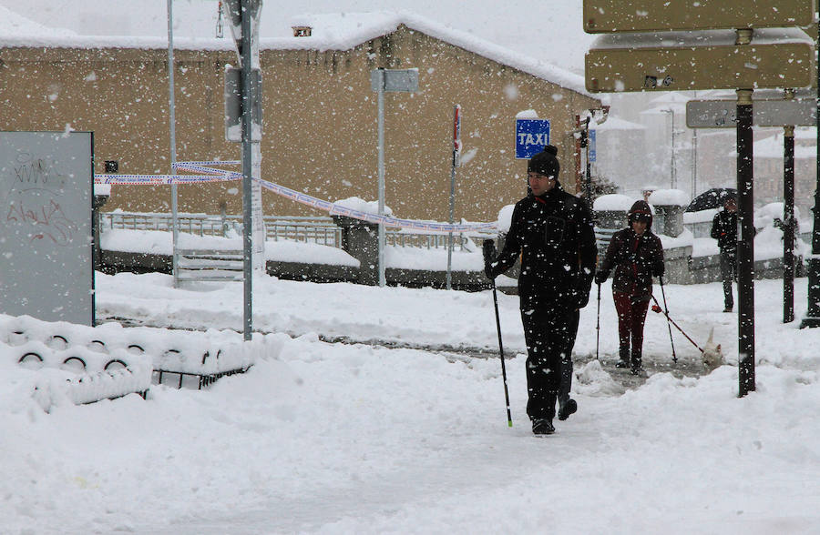 Segovia y provincia han protagonizado la actualidad del temporal del fin de semana. La nieve colapsó sus carreteras y puso un manto blanco en la capital, que muchos aprovecharon para ver el lado positivo y esquiar junto al Acueducto. Pese a la belleza de las imágenes, la nieve complicó la vida de sus ciudadanos.
