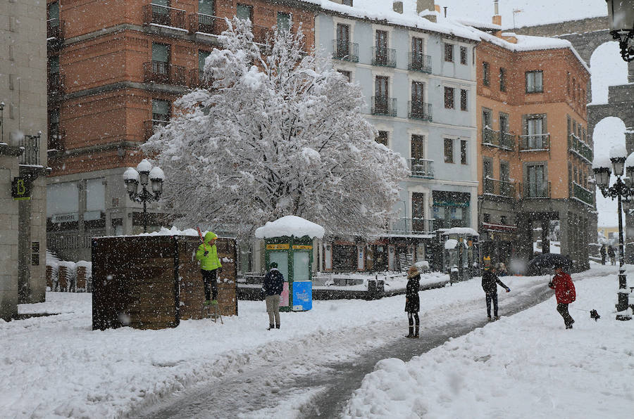 Segovia y provincia han protagonizado la actualidad del temporal del fin de semana. La nieve colapsó sus carreteras y puso un manto blanco en la capital, que muchos aprovecharon para ver el lado positivo y esquiar junto al Acueducto. Pese a la belleza de las imágenes, la nieve complicó la vida de sus ciudadanos.