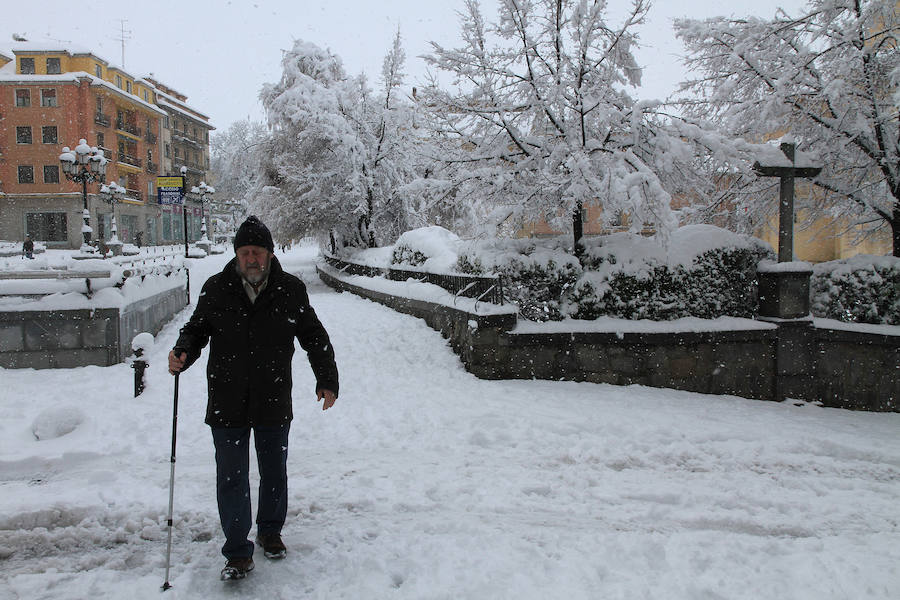 Segovia y provincia han protagonizado la actualidad del temporal del fin de semana. La nieve colapsó sus carreteras y puso un manto blanco en la capital, que muchos aprovecharon para ver el lado positivo y esquiar junto al Acueducto. Pese a la belleza de las imágenes, la nieve complicó la vida de sus ciudadanos.