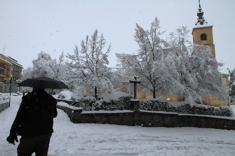 Segovia y provincia han protagonizado la actualidad del temporal del fin de semana. La nieve colapsó sus carreteras y puso un manto blanco en la capital, que muchos aprovecharon para ver el lado positivo y esquiar junto al Acueducto. Pese a la belleza de las imágenes, la nieve complicó la vida de sus ciudadanos.