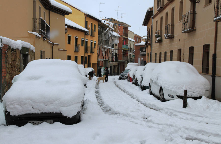 Segovia y provincia han protagonizado la actualidad del temporal del fin de semana. La nieve colapsó sus carreteras y puso un manto blanco en la capital, que muchos aprovecharon para ver el lado positivo y esquiar junto al Acueducto. Pese a la belleza de las imágenes, la nieve complicó la vida de sus ciudadanos.