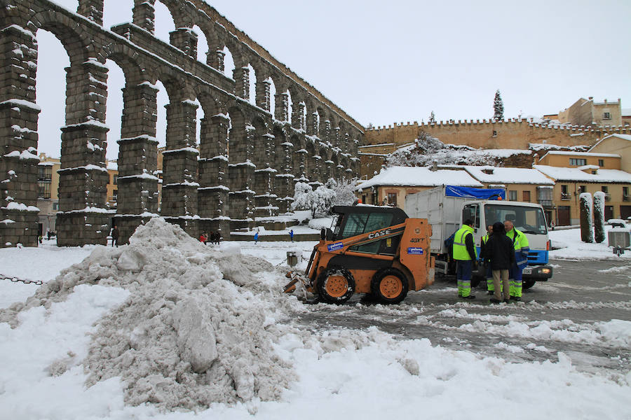 Segovia y provincia han protagonizado la actualidad del temporal del fin de semana. La nieve colapsó sus carreteras y puso un manto blanco en la capital, que muchos aprovecharon para ver el lado positivo y esquiar junto al Acueducto. Pese a la belleza de las imágenes, la nieve complicó la vida de sus ciudadanos.