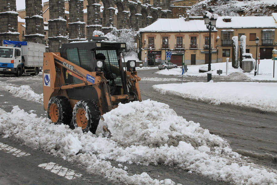Segovia y provincia han protagonizado la actualidad del temporal del fin de semana. La nieve colapsó sus carreteras y puso un manto blanco en la capital, que muchos aprovecharon para ver el lado positivo y esquiar junto al Acueducto. Pese a la belleza de las imágenes, la nieve complicó la vida de sus ciudadanos.