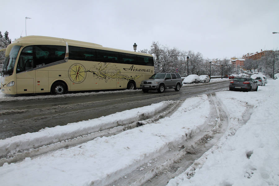 Segovia y provincia han protagonizado la actualidad del temporal del fin de semana. La nieve colapsó sus carreteras y puso un manto blanco en la capital, que muchos aprovecharon para ver el lado positivo y esquiar junto al Acueducto. Pese a la belleza de las imágenes, la nieve complicó la vida de sus ciudadanos.