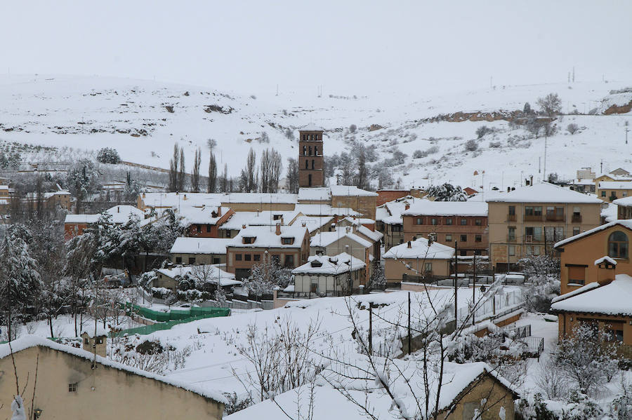 Segovia y provincia han protagonizado la actualidad del temporal del fin de semana. La nieve colapsó sus carreteras y puso un manto blanco en la capital, que muchos aprovecharon para ver el lado positivo y esquiar junto al Acueducto. Pese a la belleza de las imágenes, la nieve complicó la vida de sus ciudadanos.