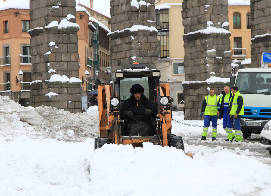 Segovia y provincia han protagonizado la actualidad del temporal del fin de semana. La nieve colapsó sus carreteras y puso un manto blanco en la capital, que muchos aprovecharon para ver el lado positivo y esquiar junto al Acueducto. Pese a la belleza de las imágenes, la nieve complicó la vida de sus ciudadanos.
