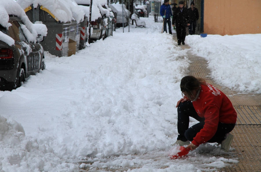Segovia y provincia han protagonizado la actualidad del temporal del fin de semana. La nieve colapsó sus carreteras y puso un manto blanco en la capital, que muchos aprovecharon para ver el lado positivo y esquiar junto al Acueducto. Pese a la belleza de las imágenes, la nieve complicó la vida de sus ciudadanos.