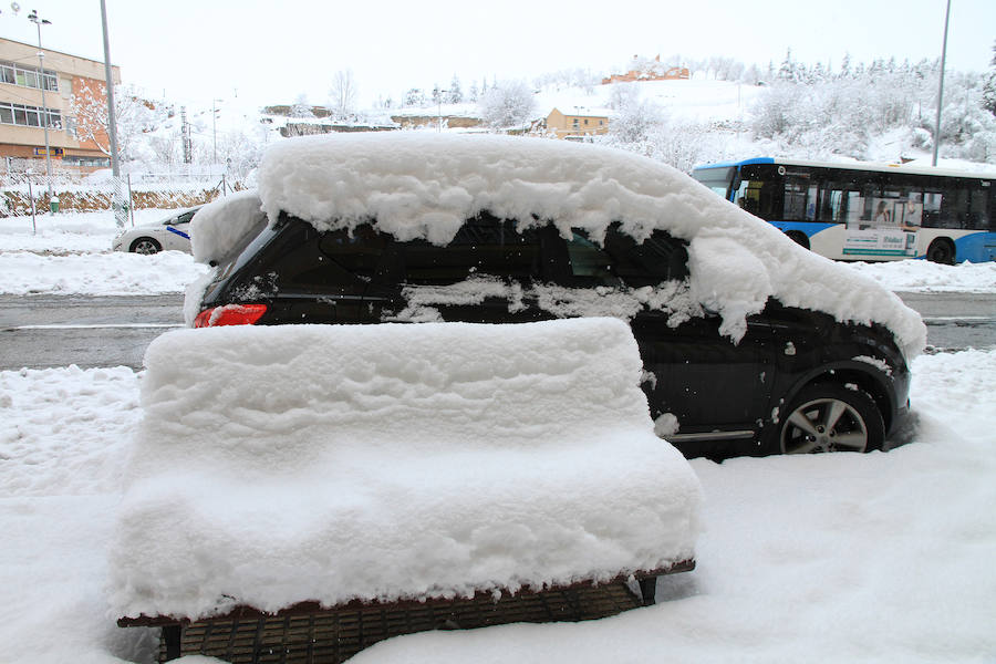Segovia y provincia han protagonizado la actualidad del temporal del fin de semana. La nieve colapsó sus carreteras y puso un manto blanco en la capital, que muchos aprovecharon para ver el lado positivo y esquiar junto al Acueducto. Pese a la belleza de las imágenes, la nieve complicó la vida de sus ciudadanos.