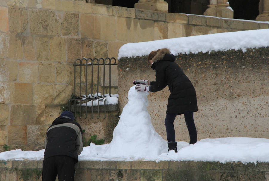 Segovia y provincia han protagonizado la actualidad del temporal del fin de semana. La nieve colapsó sus carreteras y puso un manto blanco en la capital, que muchos aprovecharon para ver el lado positivo y esquiar junto al Acueducto. Pese a la belleza de las imágenes, la nieve complicó la vida de sus ciudadanos.