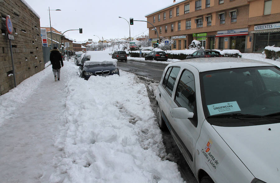 Segovia y provincia han protagonizado la actualidad del temporal del fin de semana. La nieve colapsó sus carreteras y puso un manto blanco en la capital, que muchos aprovecharon para ver el lado positivo y esquiar junto al Acueducto. Pese a la belleza de las imágenes, la nieve complicó la vida de sus ciudadanos.