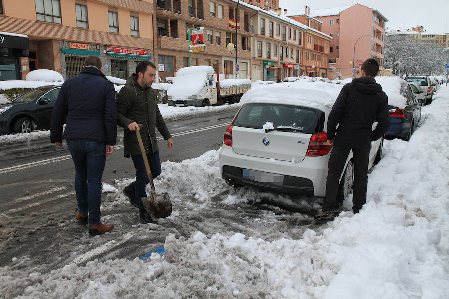 Segovia y provincia han protagonizado la actualidad del temporal del fin de semana. La nieve colapsó sus carreteras y puso un manto blanco en la capital, que muchos aprovecharon para ver el lado positivo y esquiar junto al Acueducto. Pese a la belleza de las imágenes, la nieve complicó la vida de sus ciudadanos.