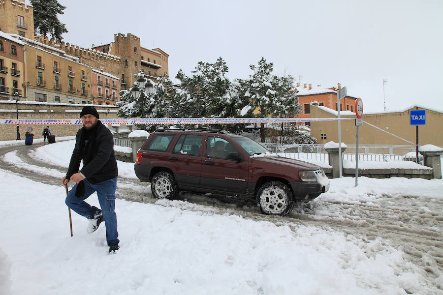 Segovia y provincia han protagonizado la actualidad del temporal del fin de semana. La nieve colapsó sus carreteras y puso un manto blanco en la capital, que muchos aprovecharon para ver el lado positivo y esquiar junto al Acueducto. Pese a la belleza de las imágenes, la nieve complicó la vida de sus ciudadanos.
