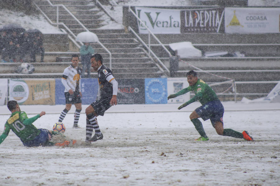 El temporal de nieve ha impedido que el partido entre Unionistas de Salamanca y el Atlético Astorga llegará más allá del minuto 24, momento en el que el colegiado Hernández Álvarez decidió parar el encuentro.