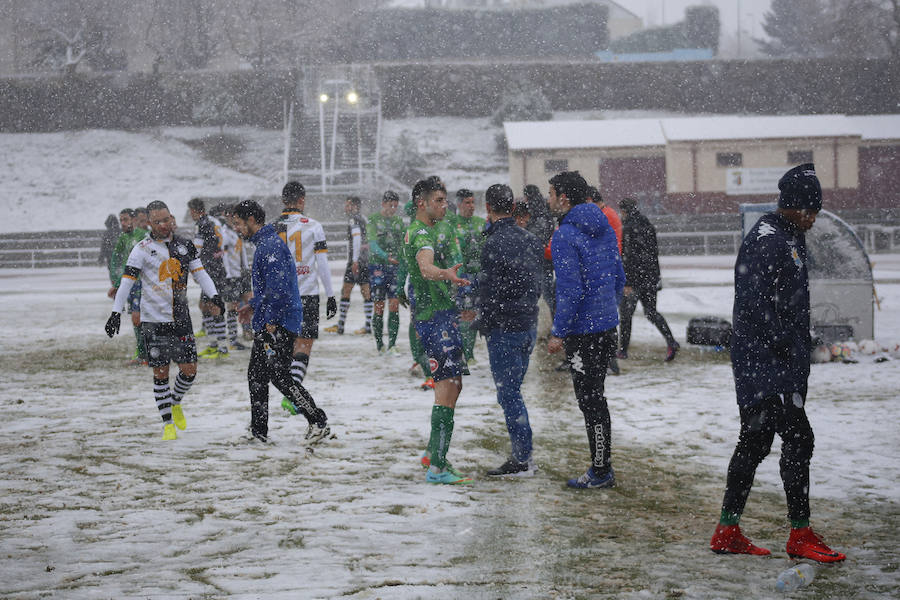 El temporal de nieve ha impedido que el partido entre Unionistas de Salamanca y el Atlético Astorga llegará más allá del minuto 24, momento en el que el colegiado Hernández Álvarez decidió parar el encuentro.