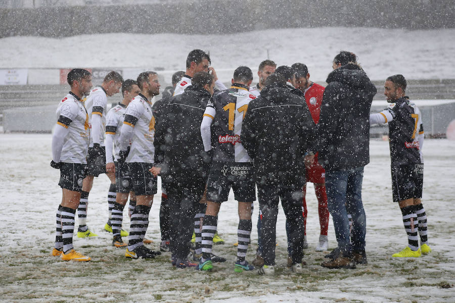 El temporal de nieve ha impedido que el partido entre Unionistas de Salamanca y el Atlético Astorga llegará más allá del minuto 24, momento en el que el colegiado Hernández Álvarez decidió parar el encuentro.