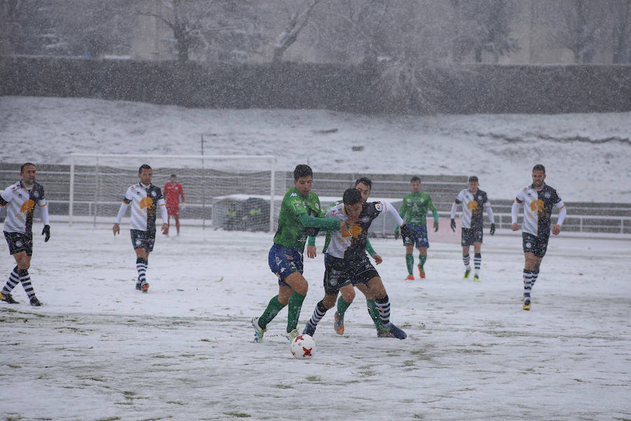 El temporal de nieve ha impedido que el partido entre Unionistas de Salamanca y el Atlético Astorga llegará más allá del minuto 24, momento en el que el colegiado Hernández Álvarez decidió parar el encuentro.