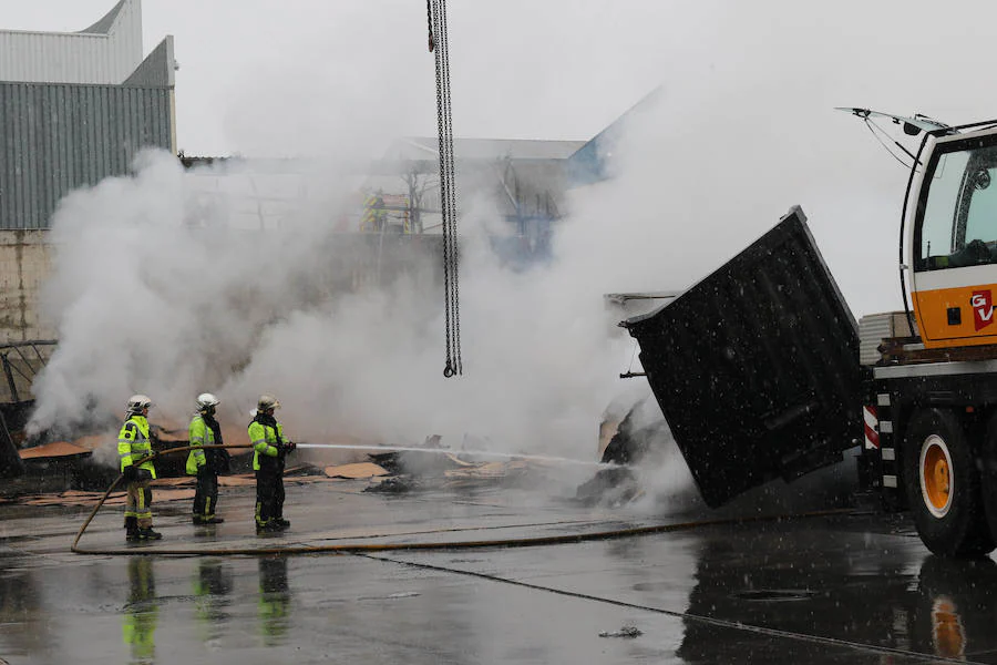 Camiones quemados en el Polígono de San Cristóbal