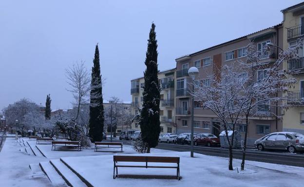 La nieve cubrió las calles de la capital a lo largo del día.