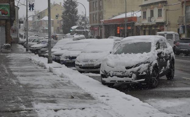 Imagen. Nieve ayer sábado en El Espinar (Segovia)