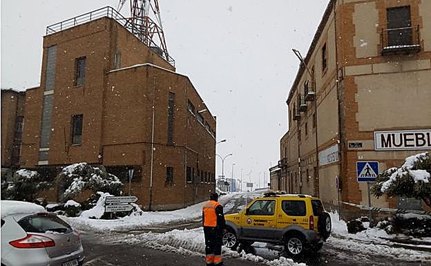 Protecci´pn Civil cortando la calle de Los Lobos