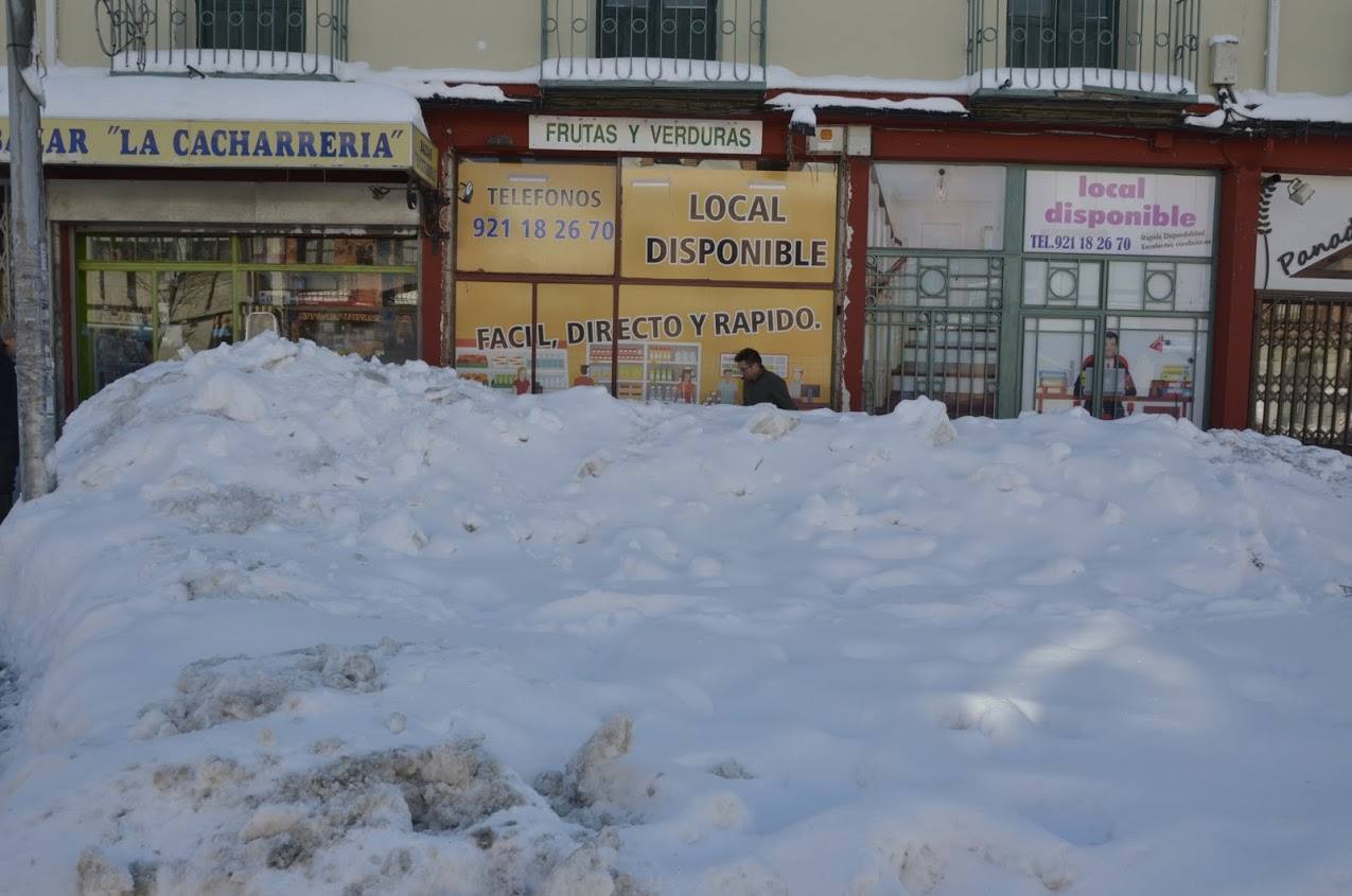 Toneladas de nieve cubren El Espinar (Segovia)