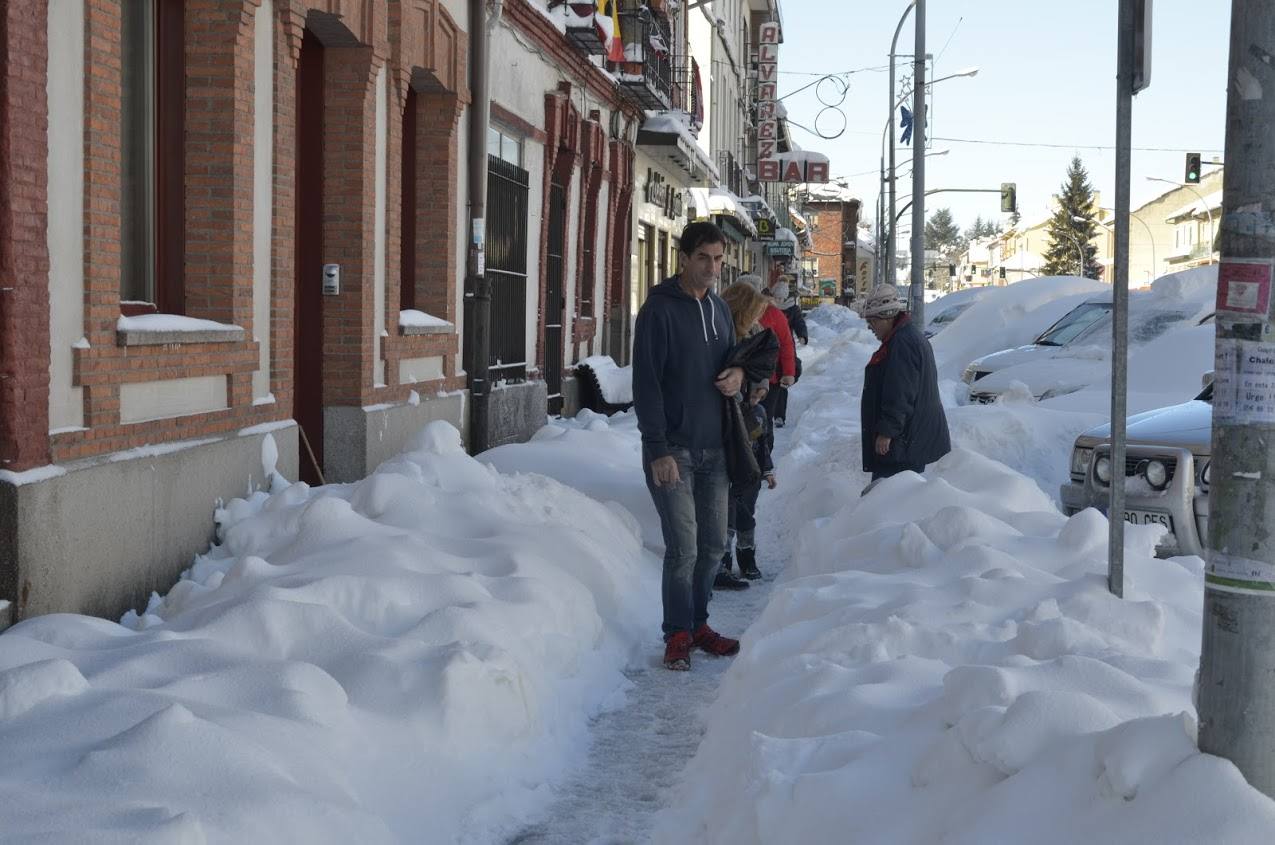 Toneladas de nieve cubren El Espinar (Segovia)