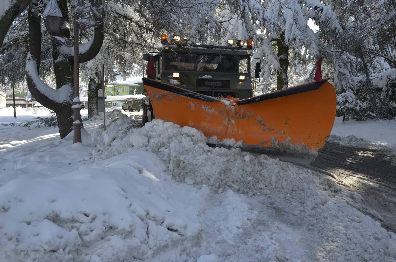 Toneladas de nieve cubren El Espinar (Segovia)