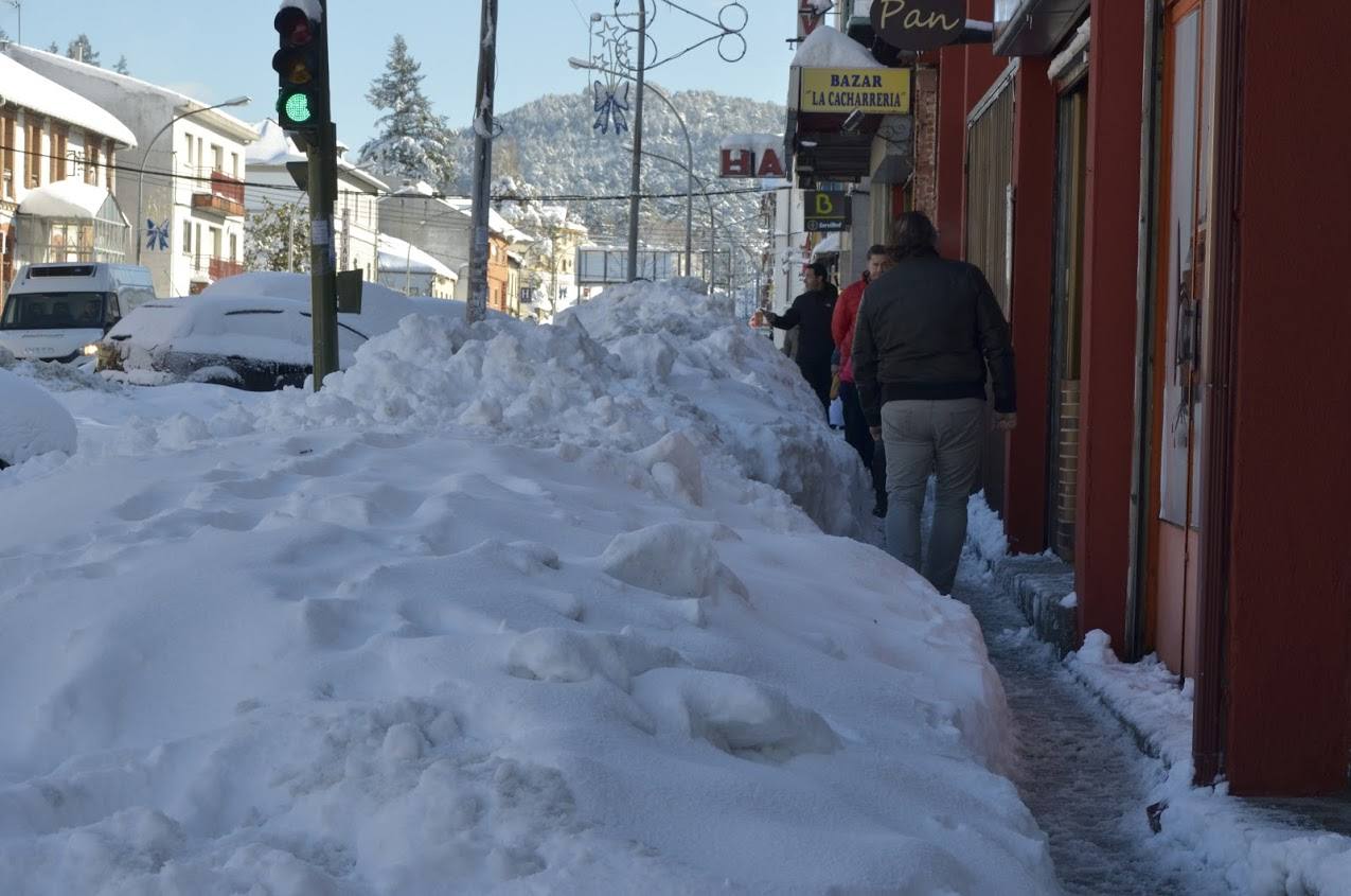 Toneladas de nieve cubren El Espinar (Segovia)