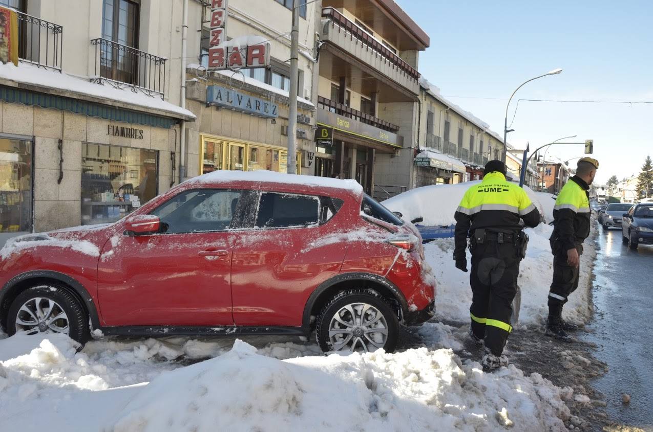 Toneladas de nieve cubren El Espinar (Segovia)
