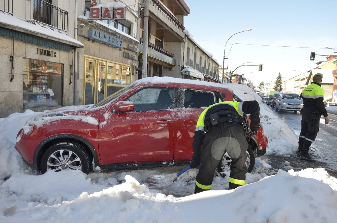 Toneladas de nieve cubren El Espinar (Segovia)
