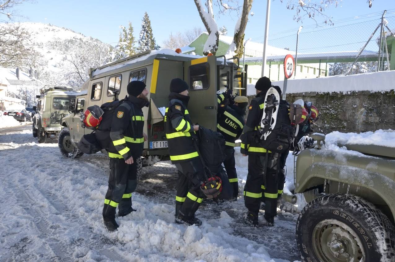 Toneladas de nieve cubren El Espinar (Segovia)